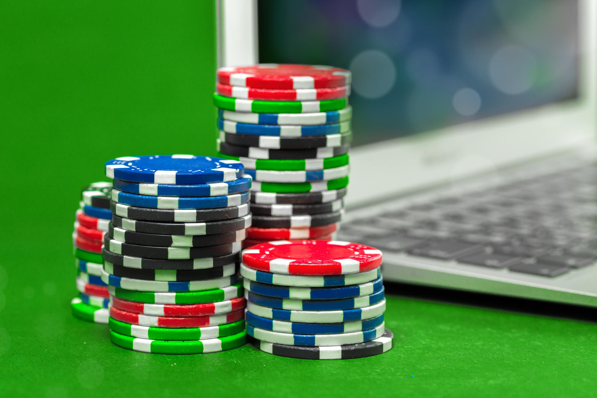 Jak grać bezpiecznie w kasynie online: poradnik dla graczy.